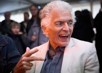 Dries Roelvink neemt het op voor Ben Cramer (79), die kritiek kreeg om vals zingen: ‘Hij gaat nooit stoppen’