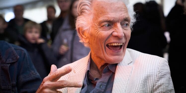 Dries Roelvink neemt het op voor Ben Cramer (79), die kritiek kreeg om vals zingen: ‘Hij gaat nooit stoppen’