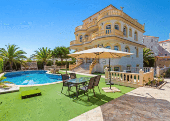 Peter Gillis verkoopt enorme villa aan Costa Blanca: 6 slaapkamers en zwembad voor 2,1 miljoen euro