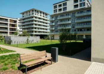 Leonor (34) in Burenruzies: ‘De buurvrouw ligt ieder zonnig moment topless in de gezamenlijke binnentuin’