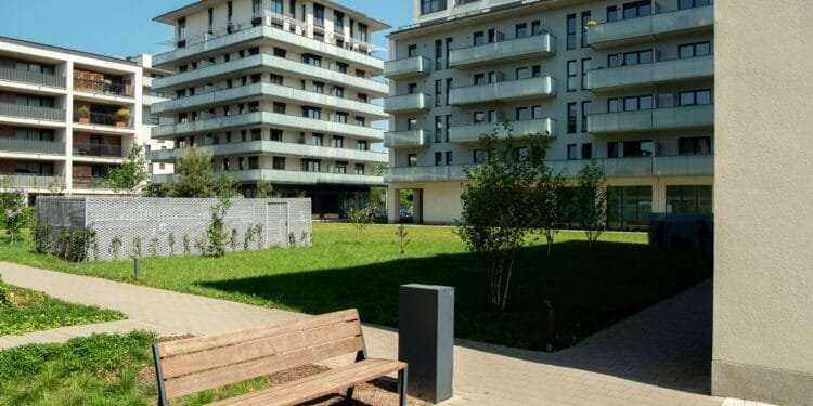 Leonor (34) in Burenruzies: ‘De buurvrouw ligt ieder zonnig moment topless in de gezamenlijke binnentuin’