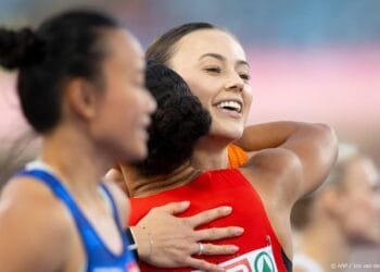 Visser wint na fotofinish eindelijk goud op 100 meter horden
