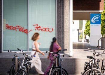 Meer gebouwen in Rotterdam beklad met tekst over pedofielen