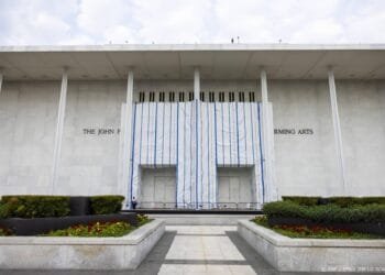 Bestuur Kennedy Center wil Trumps naam weer op gevel