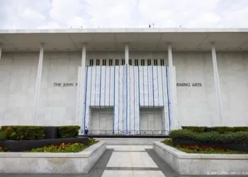 Bestuur Kennedy Center wil Trumps naam weer op gevel