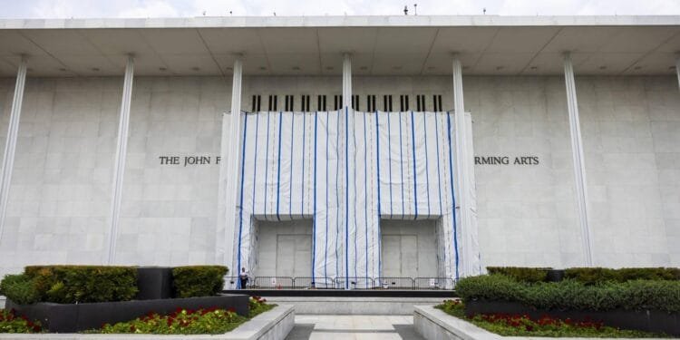 Bestuur Kennedy Center wil Trumps naam weer op gevel