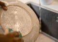 Wat is eigenlijk zuiniger: afwassen of de vaatwasser gebruiken?