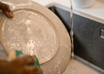 Wat is eigenlijk zuiniger: afwassen of de vaatwasser gebruiken?