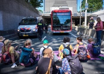 Extinction Rebellion blokkeert opnieuw toegang A12 in Den Haag