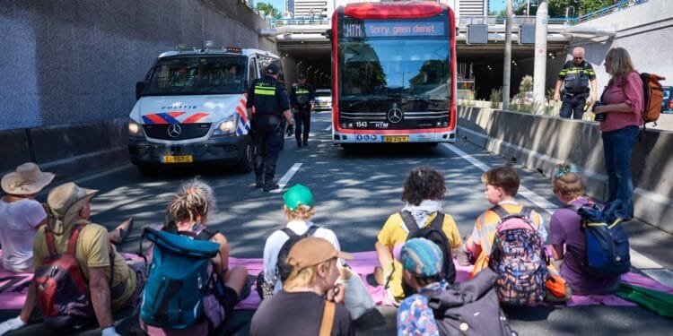 Extinction Rebellion blokkeert opnieuw toegang A12 in Den Haag
