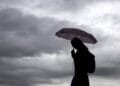 Na weken vol zon slaat het weer om: flinke regen op komst
