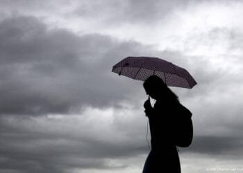 Na weken vol zon slaat het weer om: flinke regen op komst