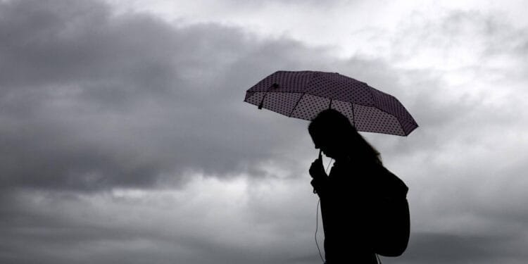 Na weken vol zon slaat het weer om: flinke regen op komst