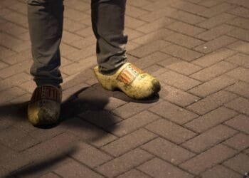 Boeren houden avondoptocht door Amersfoort, leggen hooibalen neer