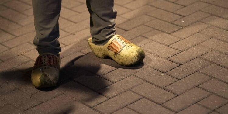 Boeren houden avondoptocht door Amersfoort, leggen hooibalen neer