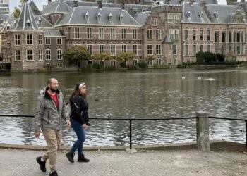 More Dutch adults are single or living apart, says CBS