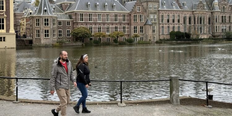More Dutch adults are single or living apart, says CBS