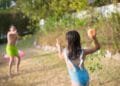 Angela (53) in Burenruzies: ‘De buurkinderen gooien bijna iedere dag waterballonnen naar ons’