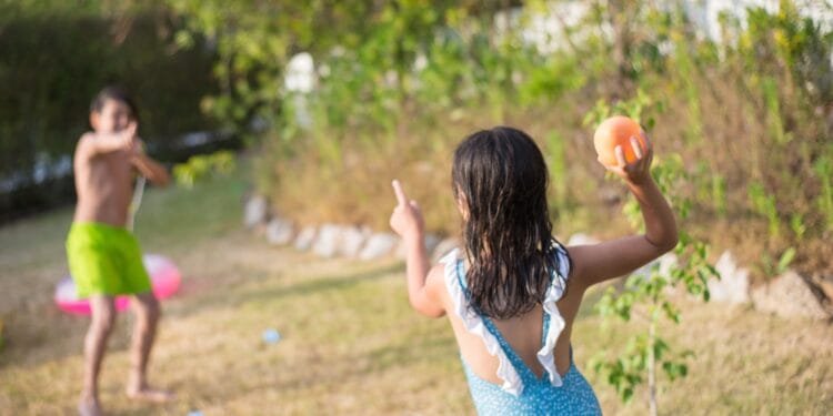 Angela (53) in Burenruzies: ‘De buurkinderen gooien bijna iedere dag waterballonnen naar ons’