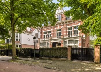 Binnenkijken in Anna Nooshins voormalige villa van 6,45 miljoen euro: zelfs de garage is bijzonder
