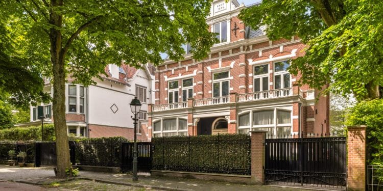 Binnenkijken in Anna Nooshins voormalige villa van 6,45 miljoen euro: zelfs de garage is bijzonder