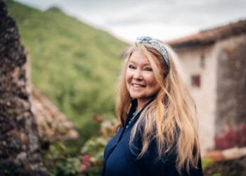 Journalisten vinden een nieuwe favoriet in B&B Vol Liefde: ‘Mireille zit met haar teckel aan tafel, fantastisch’