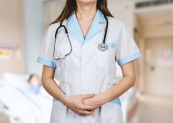 Waarom verdient een verpleegkundige minder dan een marketeer? Volgens deze expert zit het zo