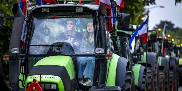 Boeren aangekomen bij provinciehuis in Assen