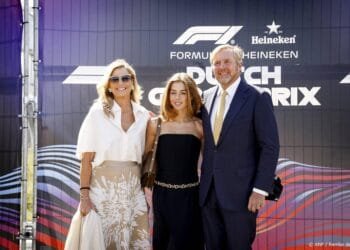 Koning is op circuit Zandvoort waar hij prijs uitreikt