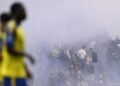 Nog geen aanhoudingen vuurwerkgooiers bij voetbalwedstrijd