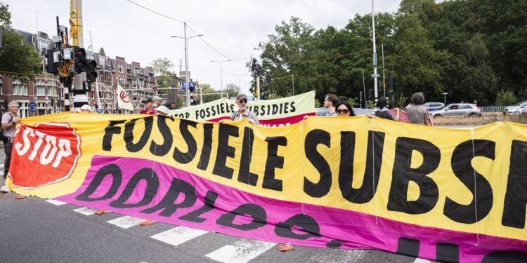 XR blokkeert opnieuw snelweg Utrechtsebaan in Den Haag