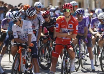 Rodetruidrager Pogačar komt hard ten val en stapt uit Vuelta