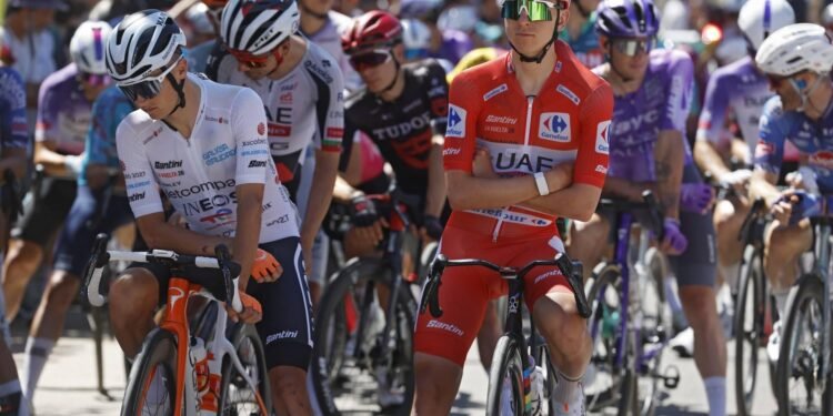 Rodetruidrager Pogačar komt hard ten val en stapt uit Vuelta