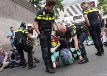 Nog vier mensen vast na XR-demonstratie op A12 in Den Haag