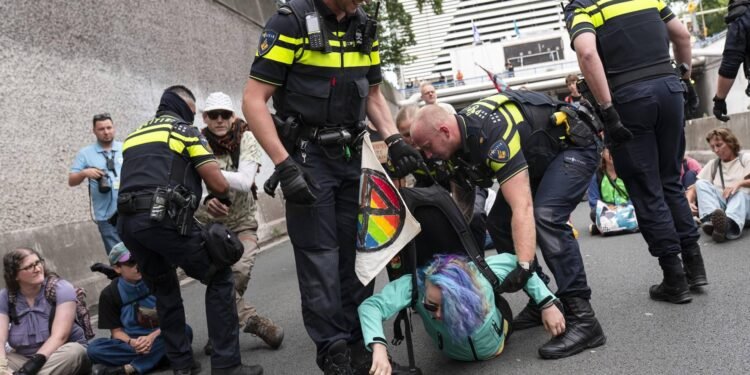 Nog vier mensen vast na XR-demonstratie op A12 in Den Haag