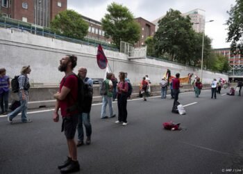 Twee aanhoudingen bij blokkade A12 Den Haag
