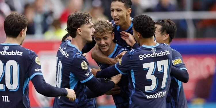 PSV verslaat FC Utrecht in De Galgenwaard met 6-1