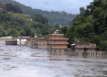 Dodental Nepal boven de 900 na overstromingsramp