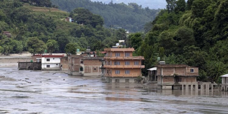 Dodental Nepal boven de 900 na overstromingsramp