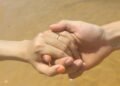 Nieuw onderzoek: hand van je partner vasthouden kan pijnlijke herinneringen een week later verzachten
