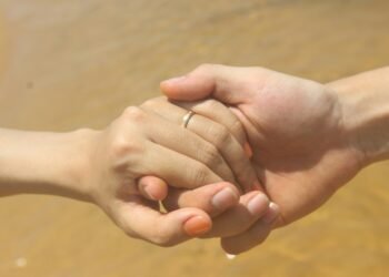 Nieuw onderzoek: hand van je partner vasthouden kan pijnlijke herinneringen een week later verzachten