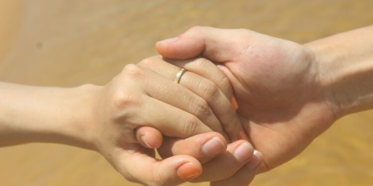 Nieuw onderzoek: hand van je partner vasthouden kan pijnlijke herinneringen een week later verzachten