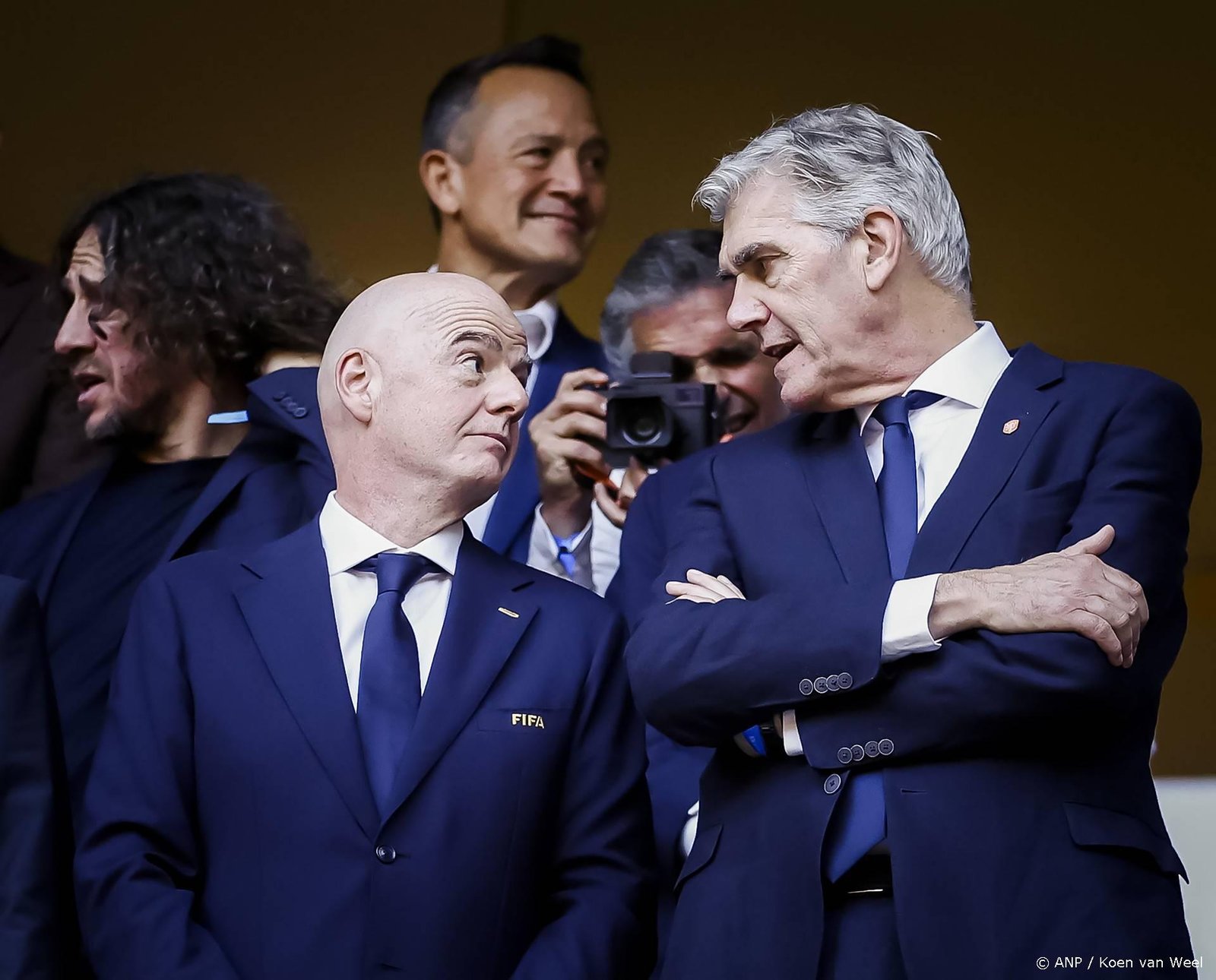 MONTERREY - Bondsvoorzitter KNVB Frank Paauw in gesprek met president FIFA Gianni Infantino tijdens de FIFA-wereldkampioenschap voetbal 2026 knock-outfase wedstrijd tussen Nederland en Marokko in het Monterrey Stadion op 29 juni 2026 in Monterrey, Mexico. KOEN VAN WEEL / ANP