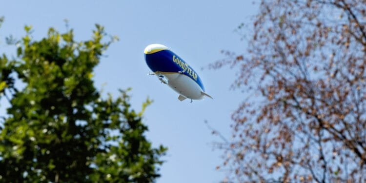 German zeppelin takes to Dutch skies to measure air pollution