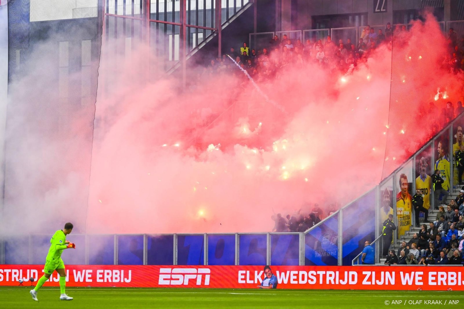 LEEUWARDEN - Wedstrijd onderbroken vanwege het afsteken van vuurwerk door Feyenoord supporters tijdens de Nederlandse Eredivisie wedstrijd tussen SC Cambuur en Feyenoord in het Kooi Stadion op 23 augustus 2026 in Leeuwarden, Nederland. OLAF KRAAK / ANP