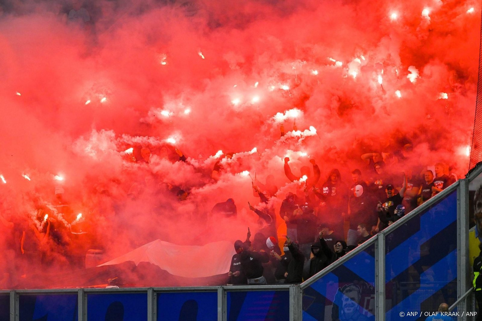 LEEUWARDEN - Wedstrijd onderbroken vanwege het afsteken van vuurwerk door Feyenoord supporters tijdens de Nederlandse Eredivisie wedstrijd tussen SC Cambuur en Feyenoord in het Kooi Stadion op 23 augustus 2026 in Leeuwarden, Nederland. OLAF KRAAK / ANP