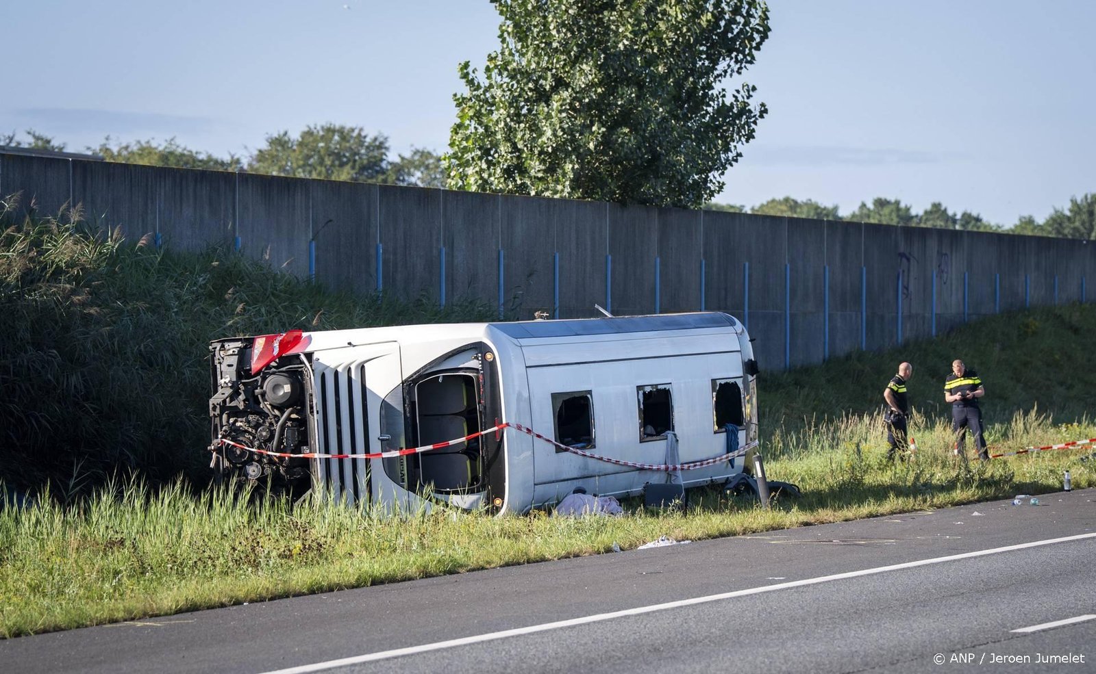 WEZEP - Hulpverleners op de A28 bij Wezep (Gelderland) waar meerdere gewonden zijn gevallen bij een ongeluk met een touringcar en een bestelbus. In de bus zouden meer dan vijftig mensen hebben gezeten. JEROEN JUMELET / ANP