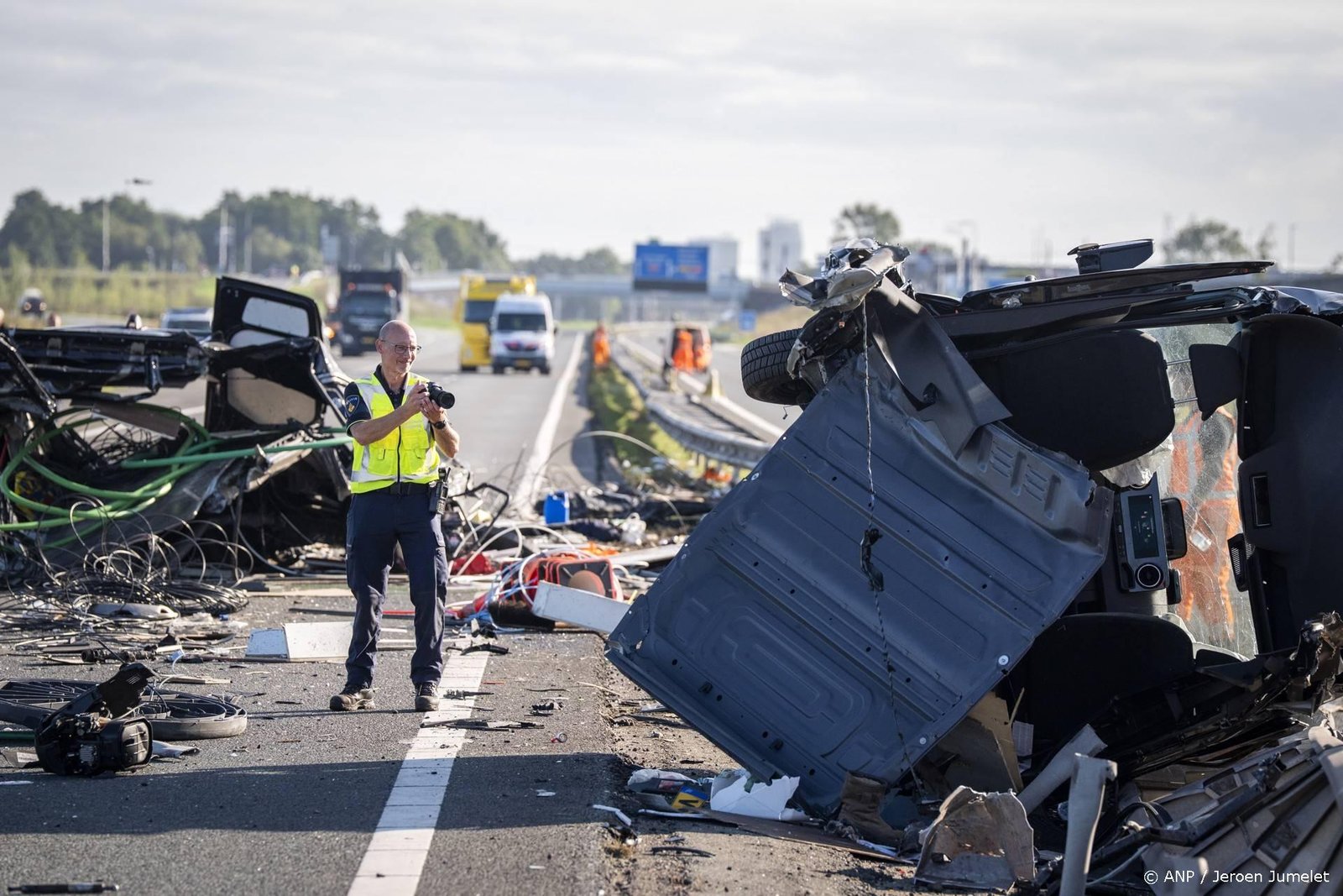 WEZEP - Hulpverleners op de A28 bij Wezep (Gelderland) waar meerdere gewonden zijn gevallen bij een ongeluk met een touringcar en een bestelbus. In de bus zouden meer dan vijftig mensen hebben gezeten. JEROEN JUMELET / ANP