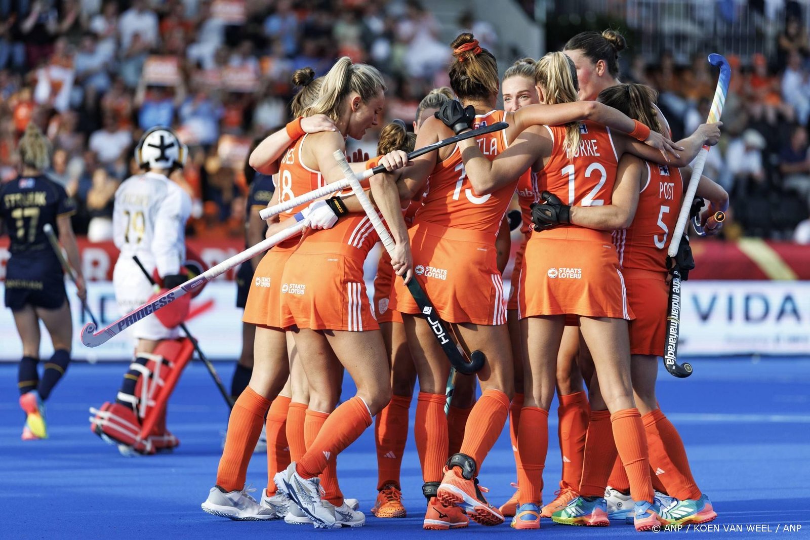 AMSTELVEEN - Speelsters van Nederland vieren de 1-0 van Frédérique Matla van Nederland  tijdens de halve finale op het WK hockey tussen Nederland en België in het Wagener Stadion. KOEN VAN WEEL / ANP