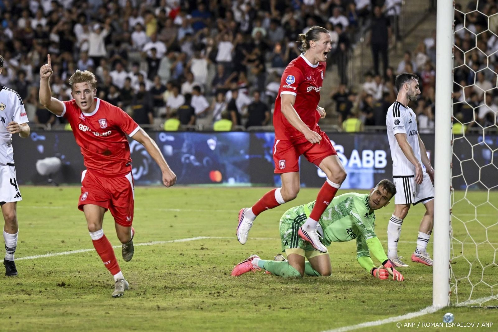 BAKOE - (l-r) Max Bruns van FC Twente en Wout Weghorst van FC Twente vieren de 1-2 tijdens de UEFA Conference League play-offs wedstrijd tussen Qarabag FK en FC Twente in het Tofiq Bahramov Republican Stadium op 27 augustus 2026 in Bakoe, Azerbeidzjan. ROMAN ISMAILOV / ANP
